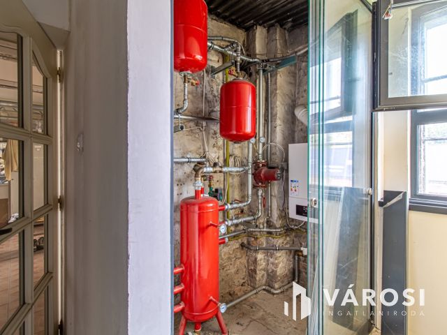 Eladó 1000m² telephely, iroda, műhely Csepel Gyártelepen