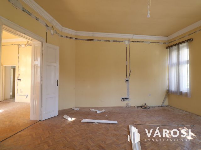Felújítandó 95 nm-es lakkás.