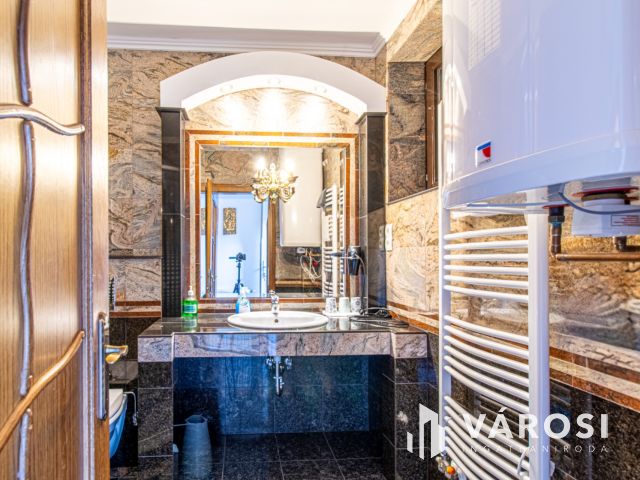 Kétlakásos ikerház 100 méterre a Balatontól