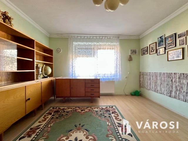 Bárna csendes utcájában jó állapotú családi ház eladó!