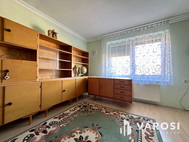 Bárna csendes utcájában jó állapotú családi ház eladó!