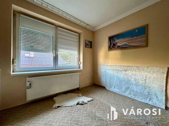 Bárna csendes utcájában jó állapotú családi ház eladó!