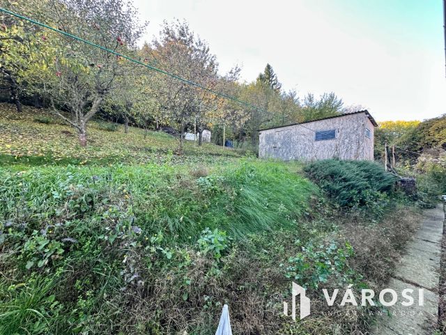 Bárna csendes utcájában jó állapotú családi ház eladó!