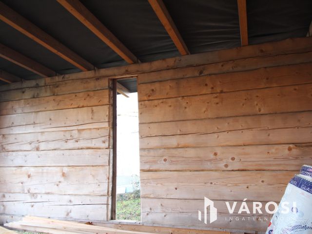 Rönkházzal együtt eladó üdülőtelek