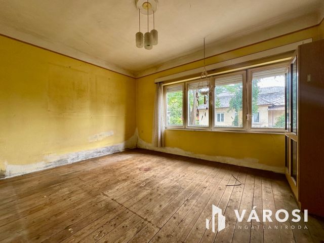 Csendes kertvárosi utcában felújítandó családi ház eladó!