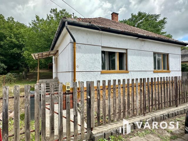 Csendes kertvárosi utcában felújítandó családi ház eladó!