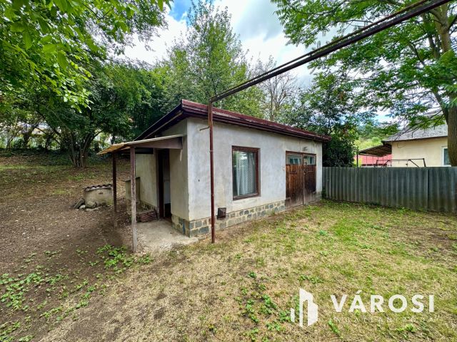 Csendes kertvárosi utcában felújítandó családi ház eladó!