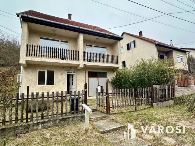 Rózsafa úton felújítandó családi ház eladó!