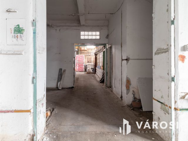 3018 m2-es raktár eladó a XXI. ker-ben, Csepel ipari részén