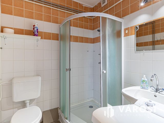 Remek lehetőség, eladó lakás fedett kocsibeállóval együtt