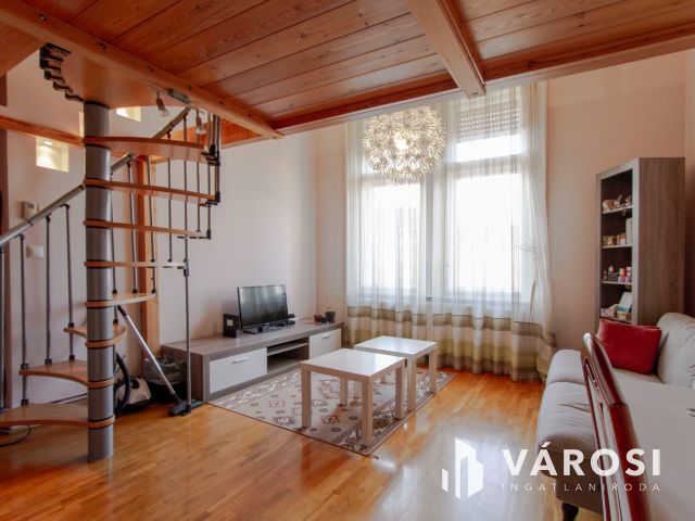 Belvárosi kuriózum lovasszoborral az ablak alatt