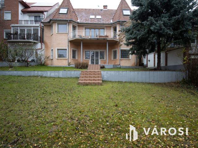 Budaörsön, sorházas beépítésű utcában, lakás eladó