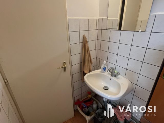 Debrecen Nagyerdő nagyon frekventált részén, rendelő!