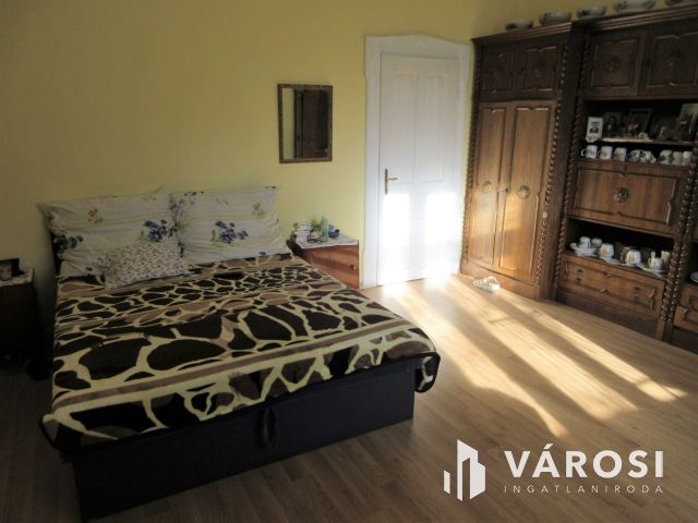 Kistelek központjában családi ház