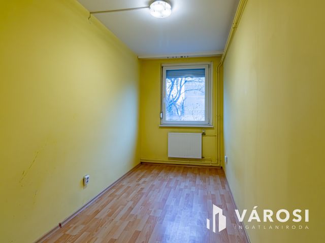 Nagy Lajos király útján, földszinti panellakás eladó