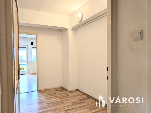 Mesterhármas: belváros, 3 szoba, erkély!