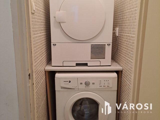 Parkra néző, csendes sestakerti lakás eladó