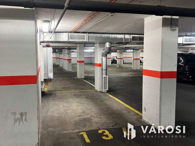 Kiadó gépkocsibeállók a Deák Ferenc tértől pár lépésre