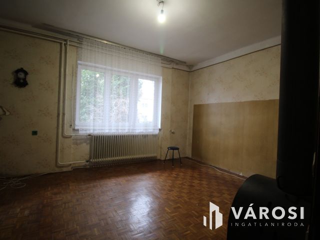 Tágas ház, nagy kert, vidéki hangulat Szombathelyen