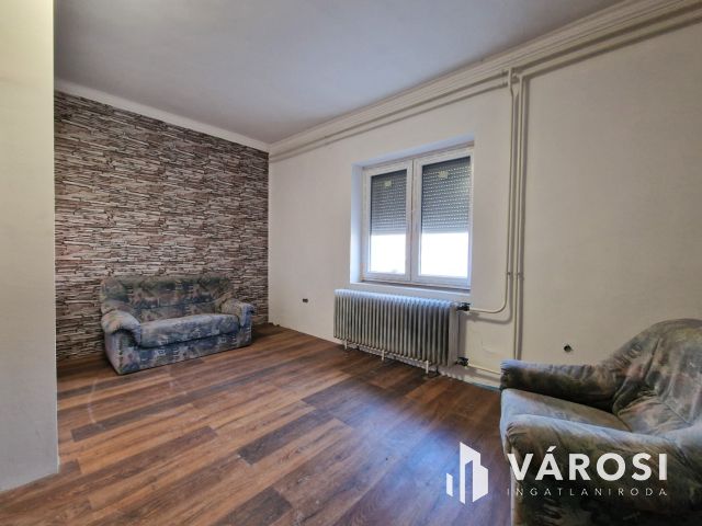 Részben felújított, stabil szerkezetű kertes ház