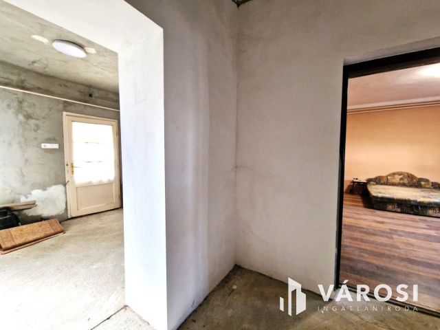 Részben felújított, stabil szerkezetű kertes ház