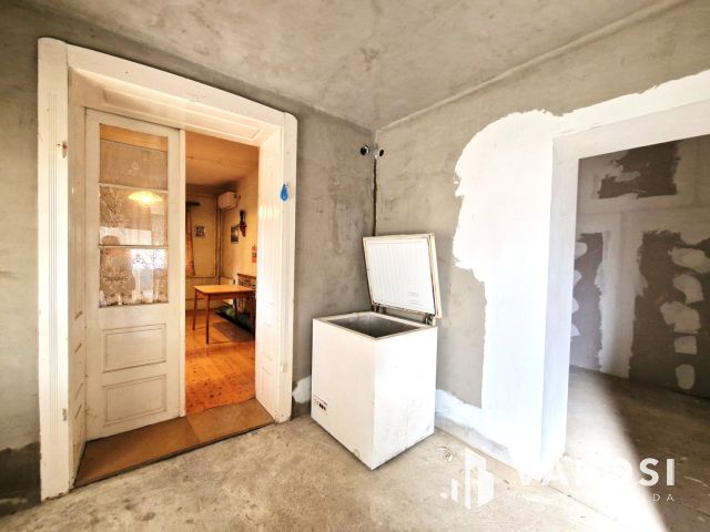 Részben felújított, stabil szerkezetű kertes ház