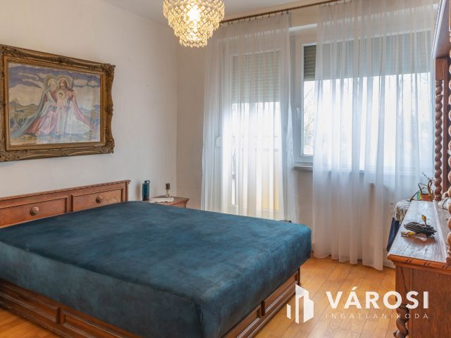 I. emeleti 2 szobás panel lakás garázzsal