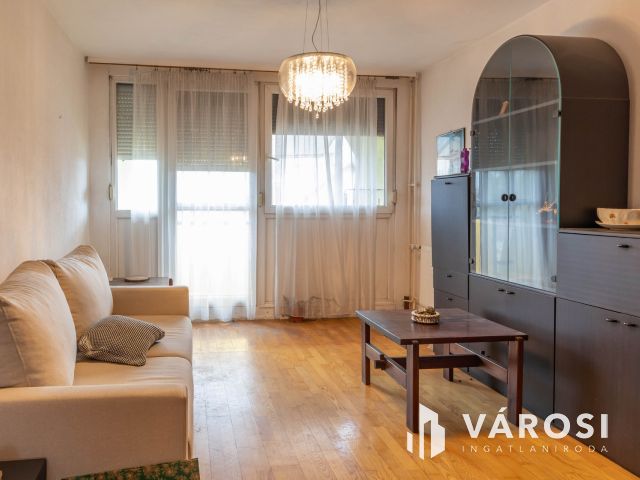 I. emeleti 2 szobás panel lakás garázzsal