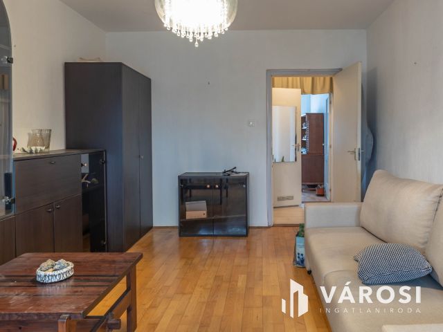 I. emeleti 2 szobás panel lakás garázzsal