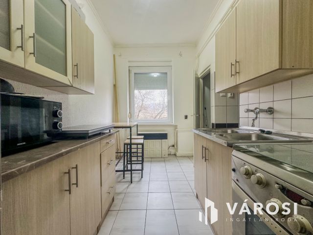 Vásártéren felújított, 1 szobás lakás eladó!