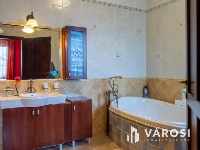 Egyszintes kényelem, exkluzív kert, időtálló minőség