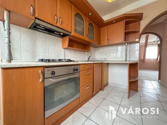 Vásártéren 2+1 félszobás, tetőtéri lakás eladó!