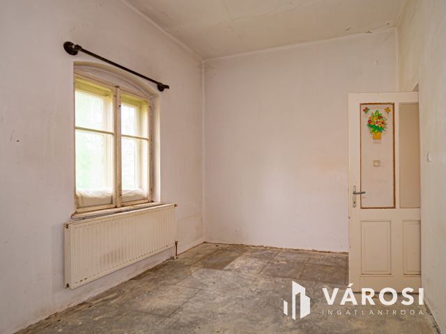 Sásdon nagyméretű családiház eladó