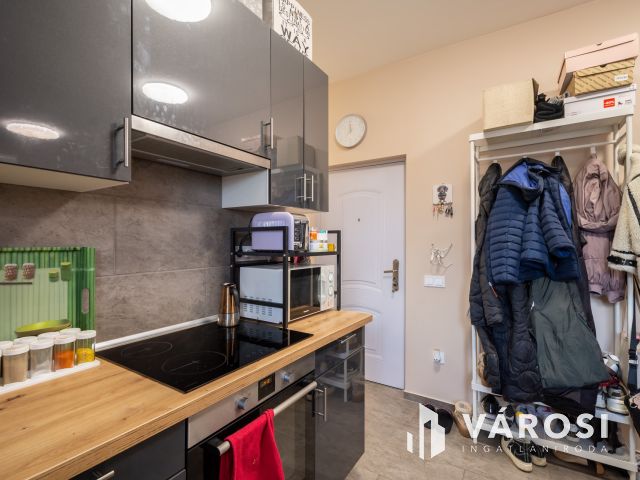 Eladó nappali + 2 háló + 2 autó beállós újszerű lakás Gödön