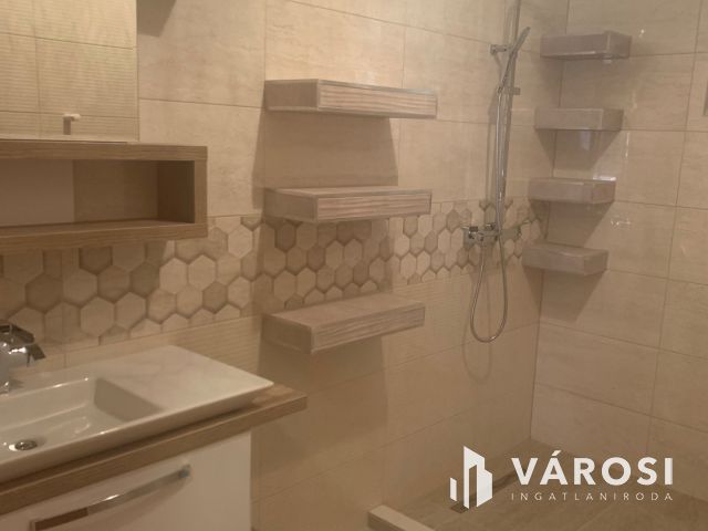 Tágas otthon, gyönyörű  kerttel és nagy terasszal eladó