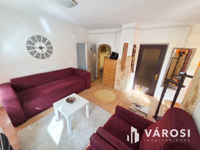 Hangulatos házikó zöld övezetben