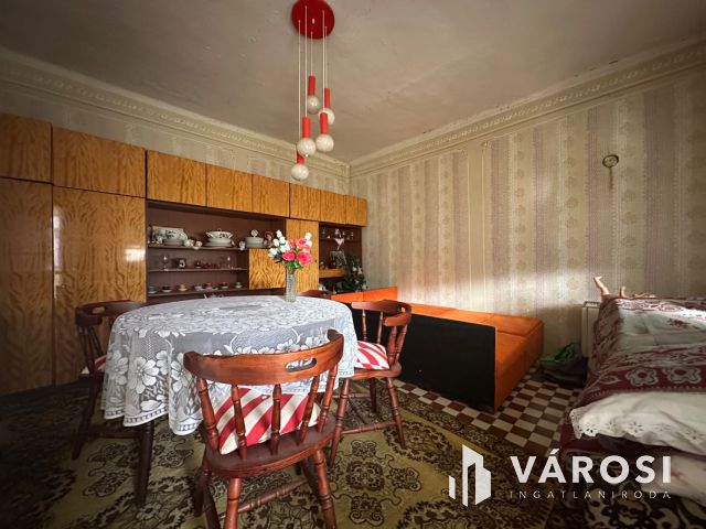 A falu csendes részén, felújítandó családi ház eladó!