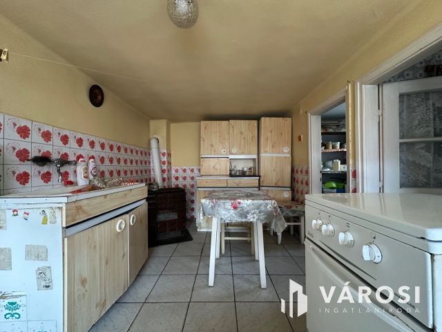 A falu csendes részén, felújítandó családi ház eladó!