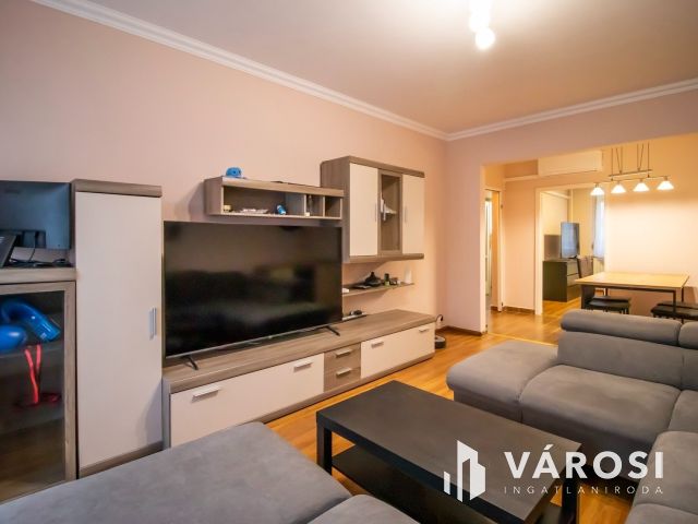 Gyönyörűen felújított 2 szobás lakás a belváros határán