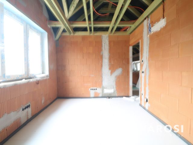 Szöregen kulcsrakész családi ház eladó.