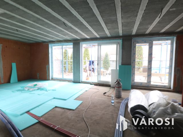 Szöregen kulcsrakész családi ház eladó.