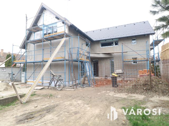 Szöregen kulcsrakész családi ház eladó.