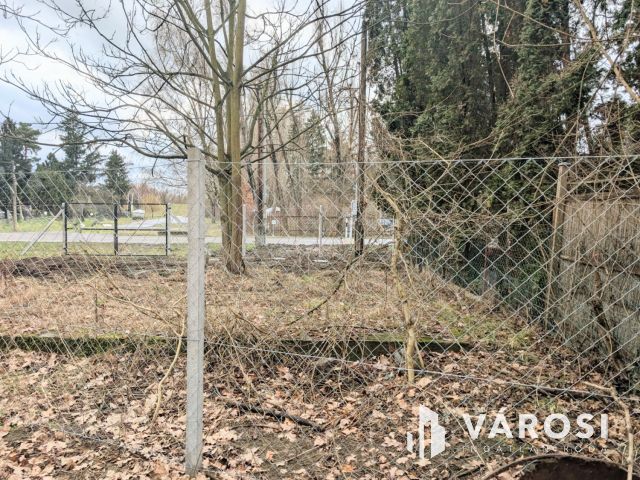 Közműves körbekerített telek Szanazugban!