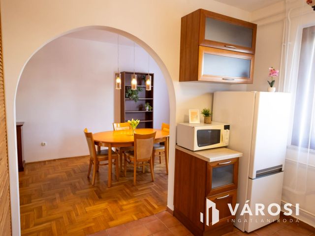 Nagyerdei tágas belső kétszintes lakás eladó