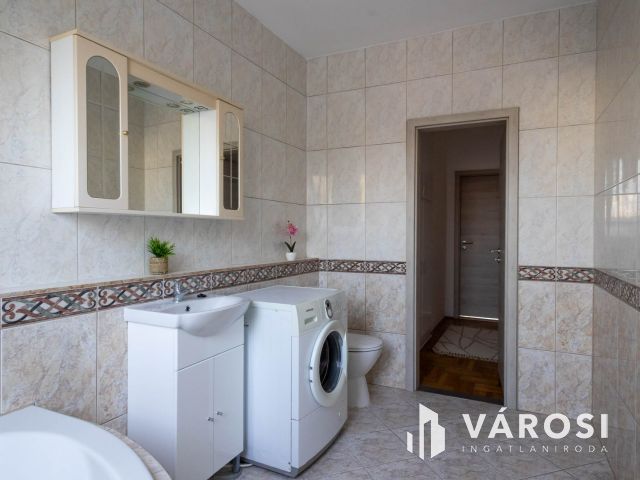 Nagyerdei tágas belső kétszintes lakás eladó