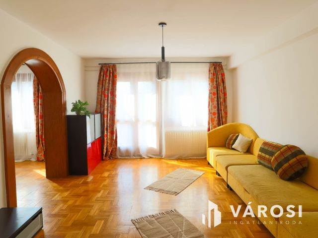 Nagyerdei tágas belső kétszintes lakás eladó