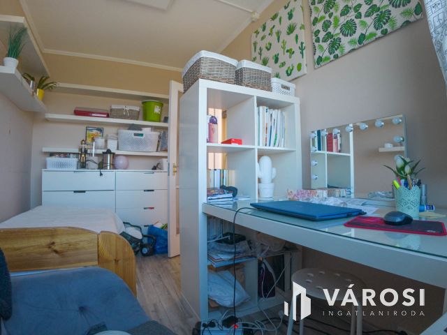 Nagy panel nagyon jó helyen!