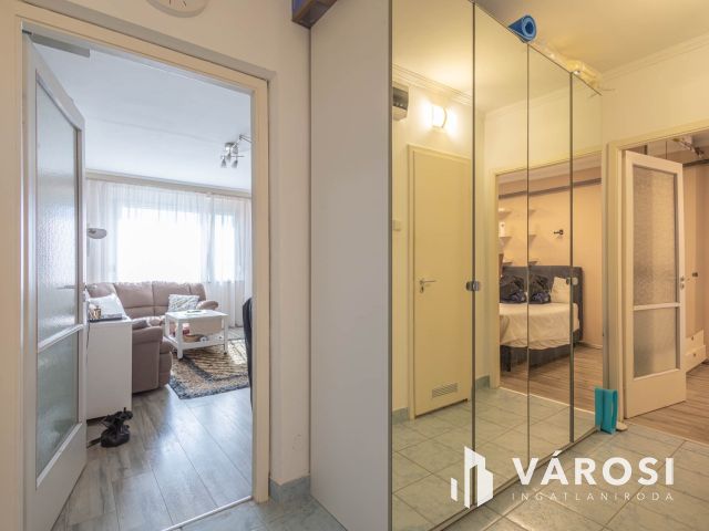 Nagy panel nagyon jó helyen!