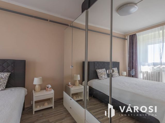 Nagy panel nagyon jó helyen!