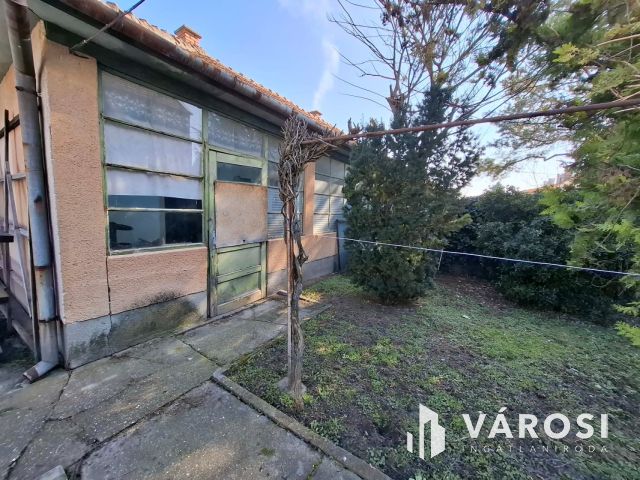 Két utcára nyíló kétszintes sorház